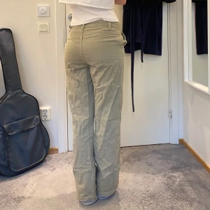 Gröna cargo byxor - Super fina gröna cargo byxor i ett tunt mjukt material från H&M! Storlek 158 men passar xs-s  Midjemått(rakt över): 34cm men har resor så dras ut till 40cm Innerbenslängd: 70cm Hel längd: 99cm