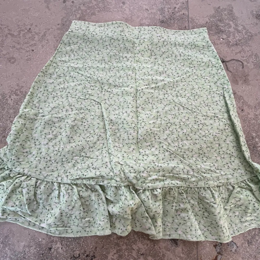 Jättefin grön kjol från Gina med söm på framsidan och volang nertill. Använd fåtal gånger, mycket bra skick. Pris kan diskuteras . Kjolar.