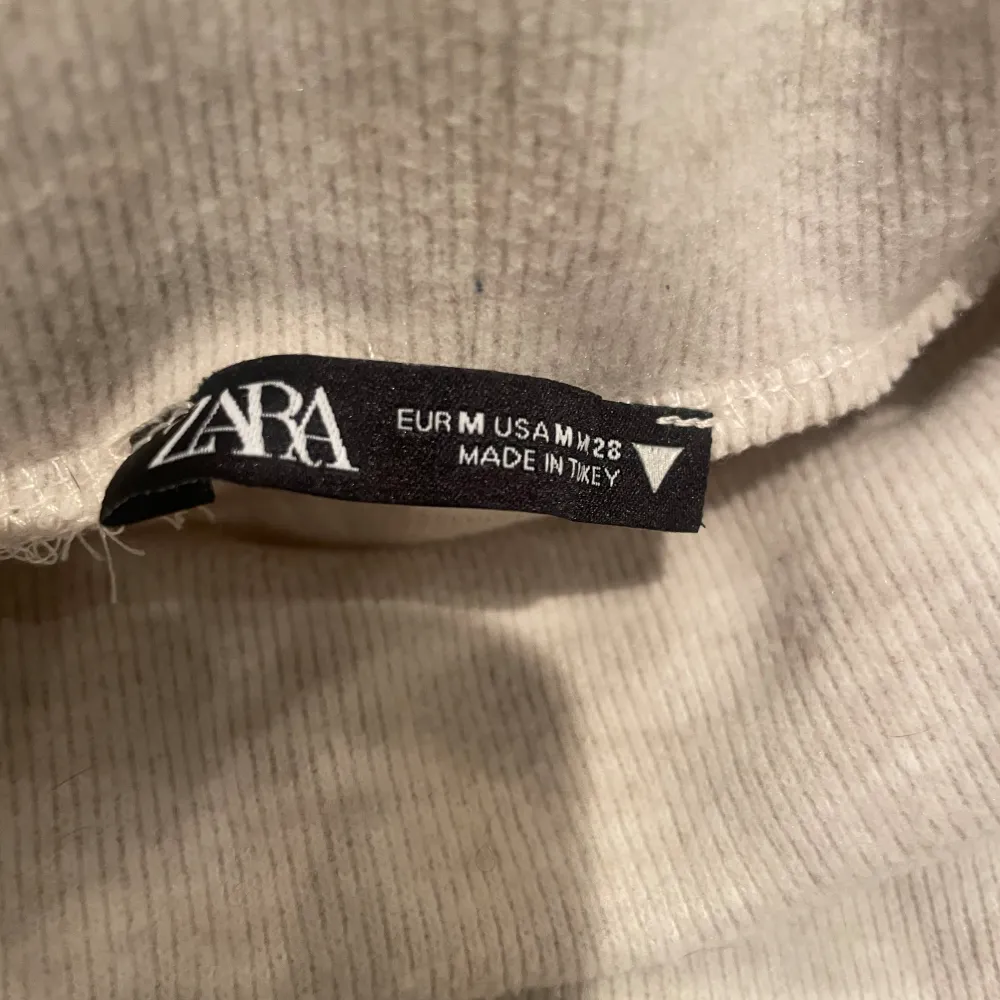En super söt beige stickad turtleneck linne från Zara i storlek M. Använd ett fåtal gånger❣️. Toppar.