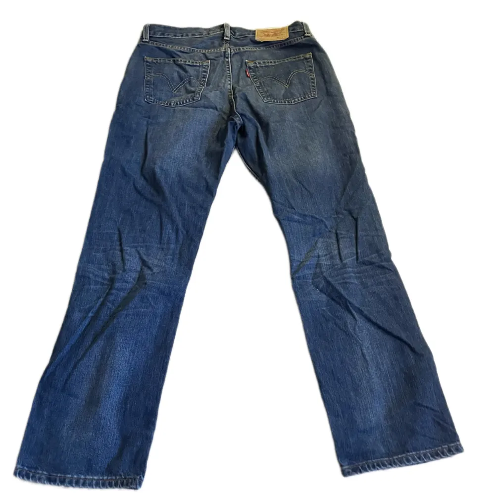 levi’s jeans, midwaisted. vida/raka i benen. okej skick! W34 L30. passar till 38-40. Jeans & Byxor.