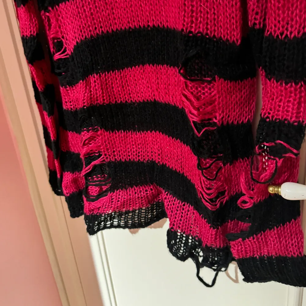 Ascool oversized stickad tröja från märket killstar. Freddy Krueger stil. Färg mörk rosa. Storlek XS men passar mer S då det är mer oversized.  Katter finns i hemmet.. Stickat.
