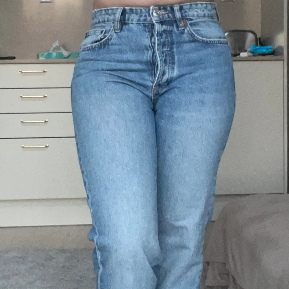 Fina jeans från Zara! Använda några gånger! Säljer då dom tyvärr blivit för små på mig men dom är i super fint skick!. Jeans & Byxor.