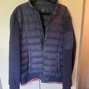 Ralph lauren cardigan - Riktigt fet raffe cardigan, bra skick bara lite märken som tyder på användning men som inte syns vid användning. Perfekt nu när det är för varmt med vinter jacka! Bara att fråga om ni har någon fråga