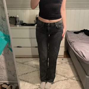 Low waisted jeans från Gina tricot  - Säljer dessa snygga low waisted jeans från Gina tricot. I bra skick, bra längd på mig som är 177💞