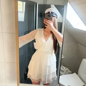 Vit klänning - Perfekta student klänningen, lapp kvar med nypris 699🥰kom privat för fler bilder ❣️