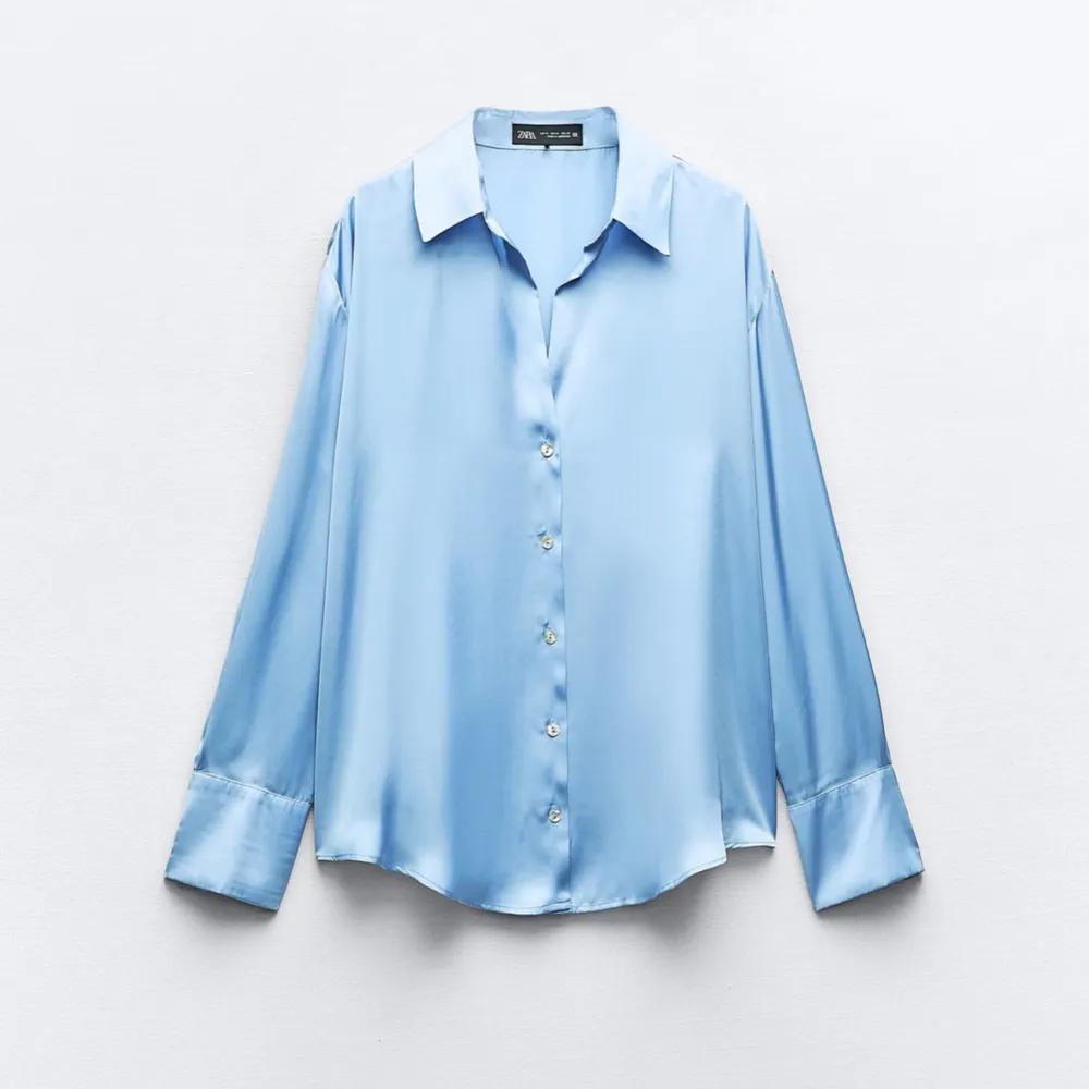 Super snygg blus/skjorta ifrån Zara. Endast använd 1 gång. . Blusar.