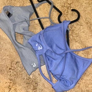 Relode sportbh  - Två toppar från relode  Båda i strl xs  Paketpris 450 kr för båda.  Finns att köpa separat i profilen.  Mycket bra skick 