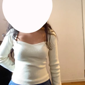 Stickad tröja  - Säljer denna ljusbeigea tröjan från Chiquielle. Rev bort lappen men minns att storleken är xs-xxs. Kan gärna skicka bild på. 
