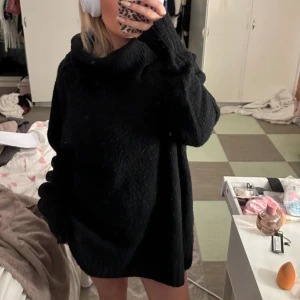 Stickad tröja.  - En stickad tröja i storlek XL från lager 157. Använt som en stickad poloklänning. 