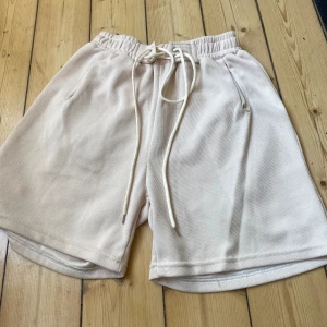 Milkfärg mjukis shorts!  - Nästan helt nya mjukis shorts, använt enstaka gånger. Sköna och bekväma. Över knähöjd. Med band man kan spänna med. 