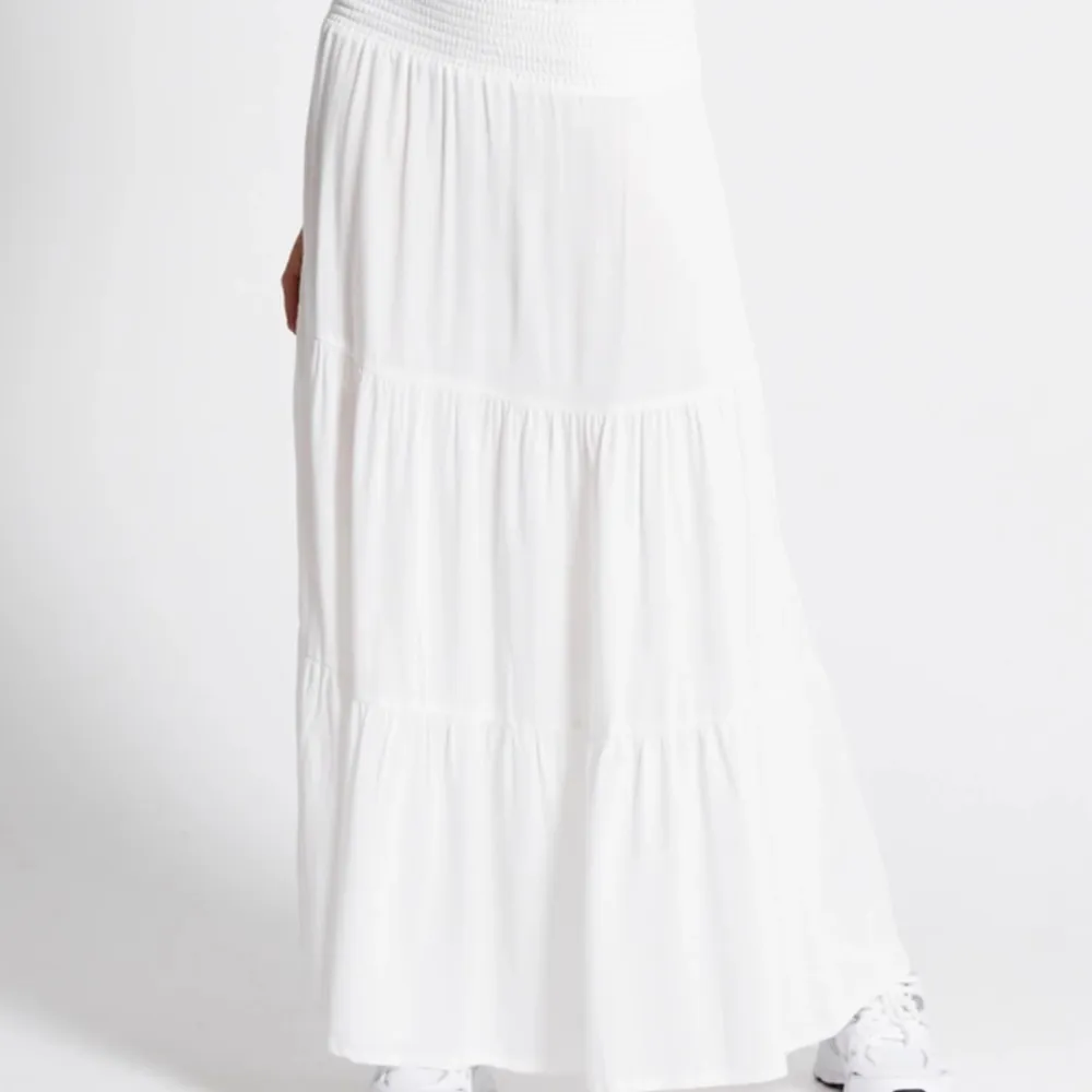 Intressekoll på min super fina vita långkjol från lager 157. Den är aldrig använd, lappen sitter kvar.  Säljer då jag har en annan🥰 (Lånad bild). Kjolar.