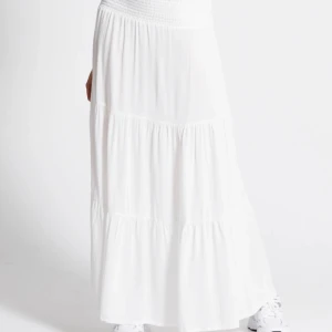 Lång kjol - Intressekoll på min super fina vita långkjol från lager 157. Den är aldrig använd, lappen sitter kvar.  Säljer då jag har en annan🥰 (Lånad bild)