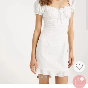 Vit klänning  - jättefin vit klänning. använd en gång på midsommar förra året. perfekt som studentklänning 