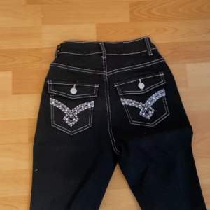 Säljer dessa jeans som har fickor där bak.