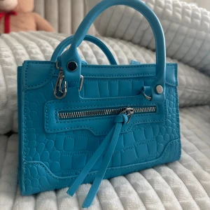 Axelremsväska  - Söt blåa väska som inte kommer till användning. Band medföljer 