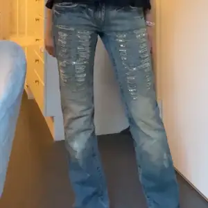 Så coola och unika lågmidjade jeans. Skriv för fler bilder. Midjemått 37 cm och innerbenslängd 80 cm