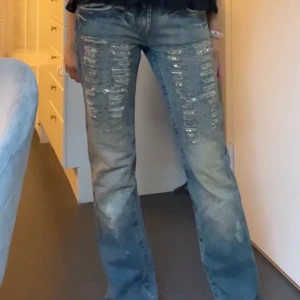 Lågmidjade jeans  - Så coola och unika lågmidjade jeans. Skriv för fler bilder. Midjemått 37 cm och innerbenslängd 80 cm