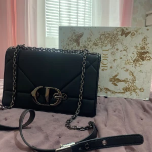 Väska. - Säljer min fina väska som jag har använt den i några gånger kommer det med box. Köpte den förra året från Dubai väldigt dyrt men tyvärr så måste jag sälja den. Priset pruttat och klart. Skickas via postnord. 