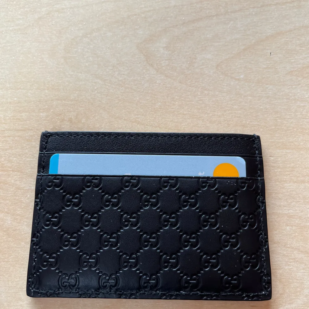 Säljer min nya plånbok från Gucci Helt ny box å dustbag finns kom me bud 4500 ny . Accessoarer.