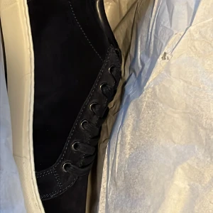 Navy blue mocka skor - Hej! Jag skulle beskriva de här mockaskorna som ett par navyblå skor i gott skick. De är tillverkade av mocka och har en fin djupblå färg. Skorna är i helt okej skick, utan stora skador eller slitage. De har en bekväm passform och en stilren design.