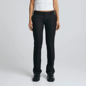 Bikbok kostymbyxor  - Intressekoll på dessa fina kostymbyxor från Bikbok i modellen Vera, de är Lågmidjade och bootcut❤️ Säljer då de är lite stora för mig🥰skriv för egna bilder, nyskick! Nypris 500