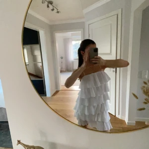 Säljer min supersnygga volangklänning från BOHOO💞 - Säljer nu min volangklänning från bohoo som passar perfekt till student, skolavslutning eller något annat tillfälle, aldrig använd och prislappen är kvar på, EGNA BILDER💗