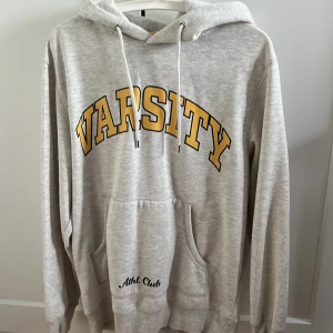 Jack & Jones hoodie - Hoodie från Jack and Jones. Storlek L men passar även M. Hoodien är i bra skick och säljs pågrund av att den inte kommer till användning längre. Skriv ifall du undrar nått.