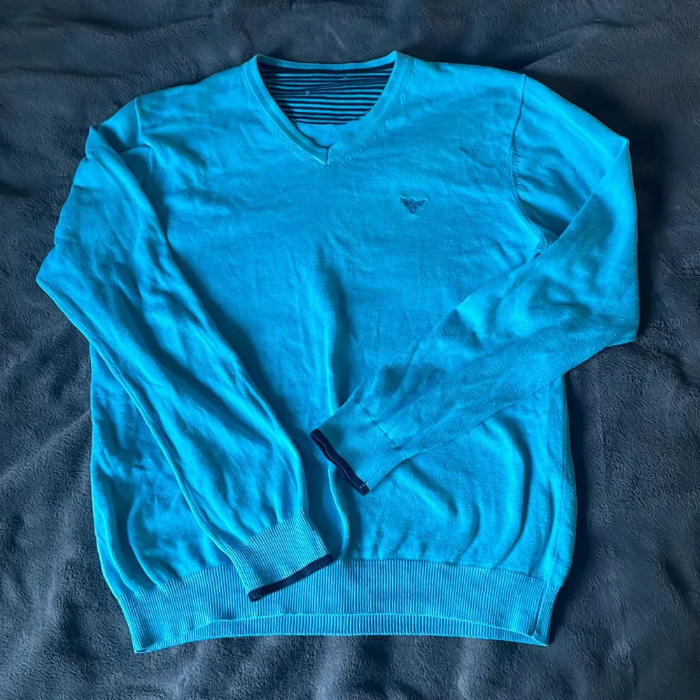 Jag säljer en sweatshirt i en fin turkos färg pågrund av att den inte kommer till användning. Den har ingen lapp men jag bedömer att storleken är m-l. Jag gillar att ha den som en overzied tröja.. Tröjor & Koftor.