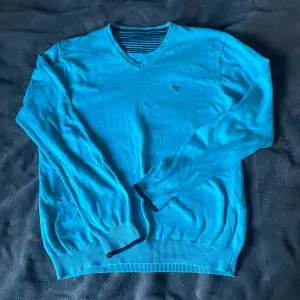 Jag säljer en sweatshirt i en fin turkos färg pågrund av att den inte kommer till användning. Den har ingen lapp men jag bedömer att storleken är m-l. Jag gillar att ha den som en overzied tröja.