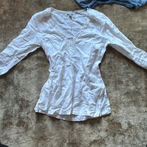 Lindex linne-tröja  - Fint linne-tröja korta ärmar till armvecket storlek 36 snyggt till sommarlovet typ! 