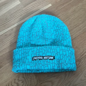 Fucking awesome Beanie  - Säljer denna Fucking Awesome/Fa mössa eftersom den inte kommer till användning. Mössan är använd en gång så den är i relativt nytt skick. Orginal pris 400kr skriv för eventuella frågor.