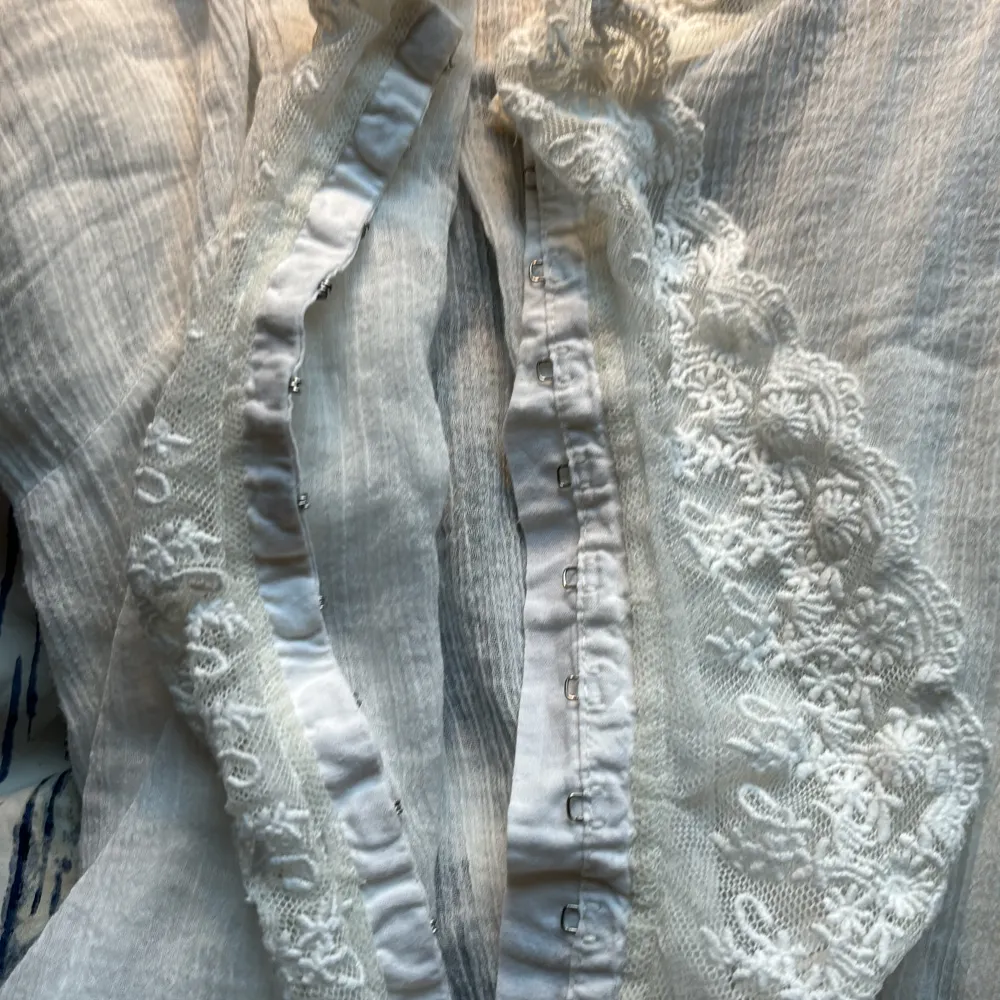 Ett genomskinligt linne från indiska! Storlek m (som det står på tröjan!)  🥰☀️ . Blusar.