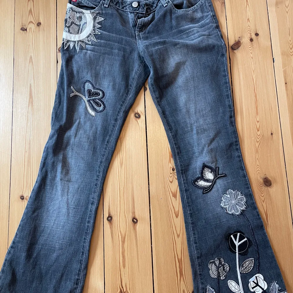 Säljer dessa i jeans i perfekt skick, dom passar storlek XS och S! Vid snabbt köp=450kr! Först till kvarn🧡🧡. Jeans & Byxor.