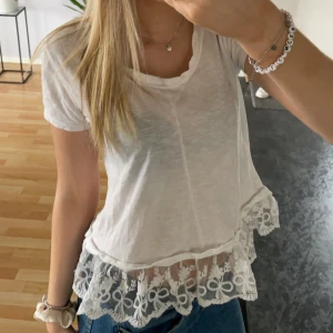 Topp med spets - En vit topp med volang och spets 💕