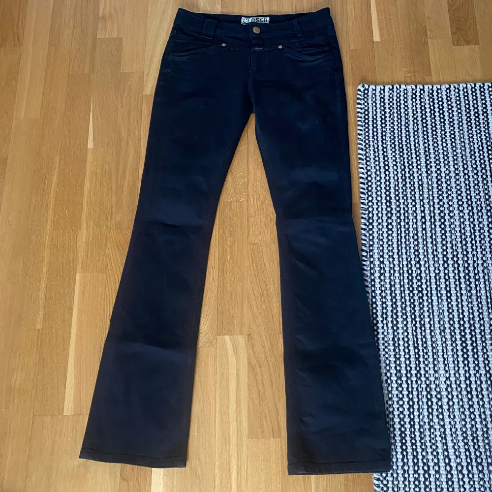 Snygga svarta lågmidjade jeans! Storlek w26 l34. Jeans & Byxor.