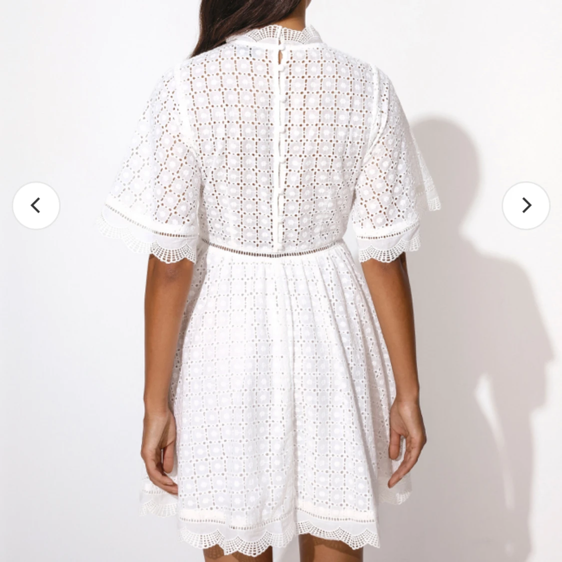 By malina vit klänning  - 91