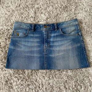 Lågmidjad jeanskjol - Säljer denna Lågmidjad jeanskjolen som jag själv sytt upp. Skriv om ni har frågor❤️