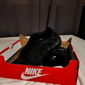Nike tn skor - Varan är i bra skick, kvitto finns😉varan är såklart äkta✅💯säljer pga vill inte ha skorna längre. Skorna är lite slitna på toppen på högra skon.