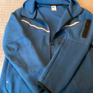 Nike tech fleece - Blå tech fleece i väldigt bra skick 9/10. Stl medium