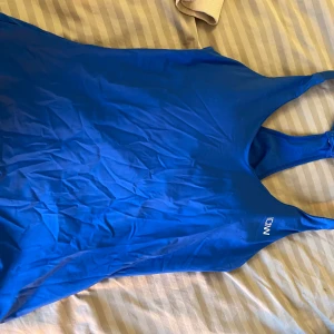 Träningslinne - Träninglinne (med vaddering)  Från ICIW Strl S Använd cirka 2-3 gånger (bra skick)