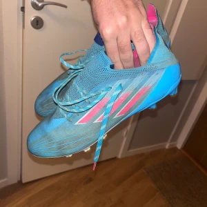 Fotbollsskor - Säljer nu mina Adidas X Speedflow storlek 42. Skick 8/10 ba lite smutsiga. Priset kan diskuteras. 