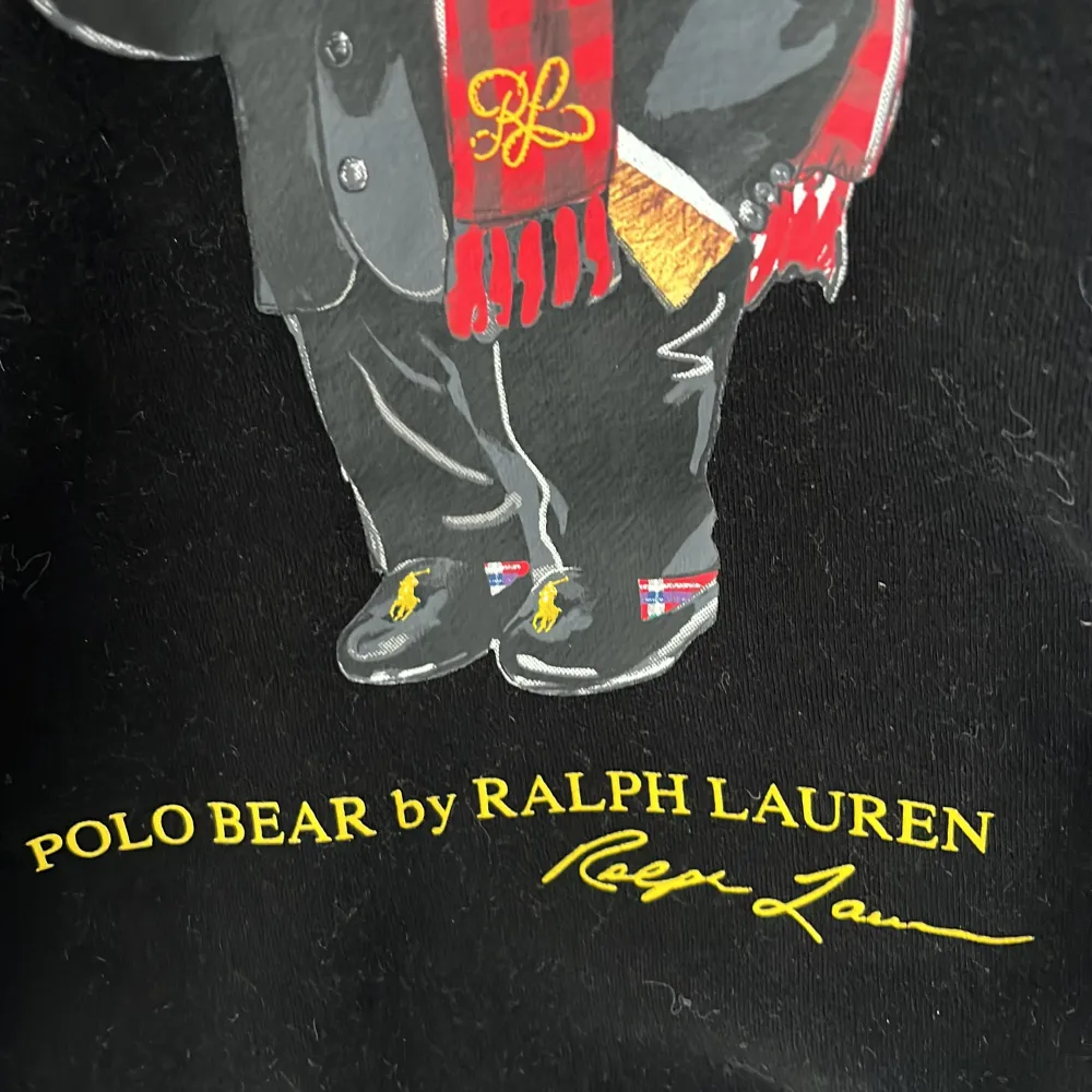 Nu säljer jag denna feta Ralph Lauren hoodien. Den är storlek M men kan passa L också. Nypris 2100kr och knappt använd. Super deal 🤗. Hoodies.
