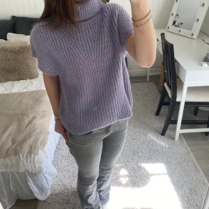 Lila Stickad polo väst  - Lila stickad väst med krage från Gina tricot i storlek S. Super snygg men inte riktigt min stil så aldrig använd🌸