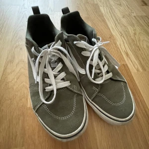Vans Sneakers - Skateskor från Vans i supersnygg militärgrön färg. Storlek 38. Orginalpris: 749kr