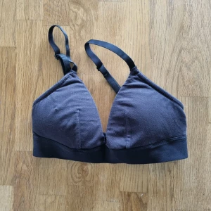 Topp - Svart vadderad Bh-topp från H&M i stl 34