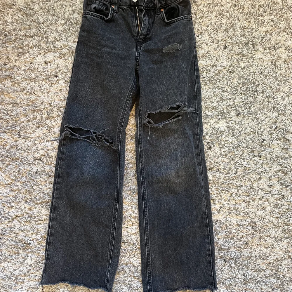 Olika jeans på storlek 134, 8-9 år Går att köpa en eller fler  15kr per jeans Köparen står för frakt, kan mötas upp i Malmö. Jeans & Byxor.