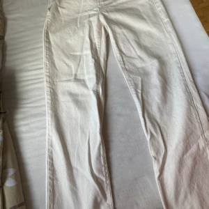 Vita jeans med vida ben - Jättefina Vita jeans som är ett måste att ha i garderoben då de passar till allt. Köpta på carlings och är knappt använda, pga lite för stora. De är storlek 38 och passar mig som vanligtvis har storlek 36, men passade bättre då jag brukade ha 38!