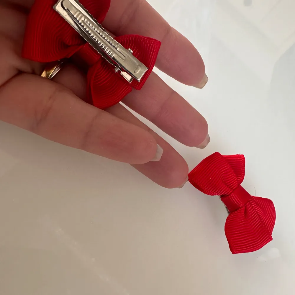 Jätte gulliga klämmor till håret både för barn & vuxna 🥰 perfekt för att se söt och gullig ut 😻. Asusteet.