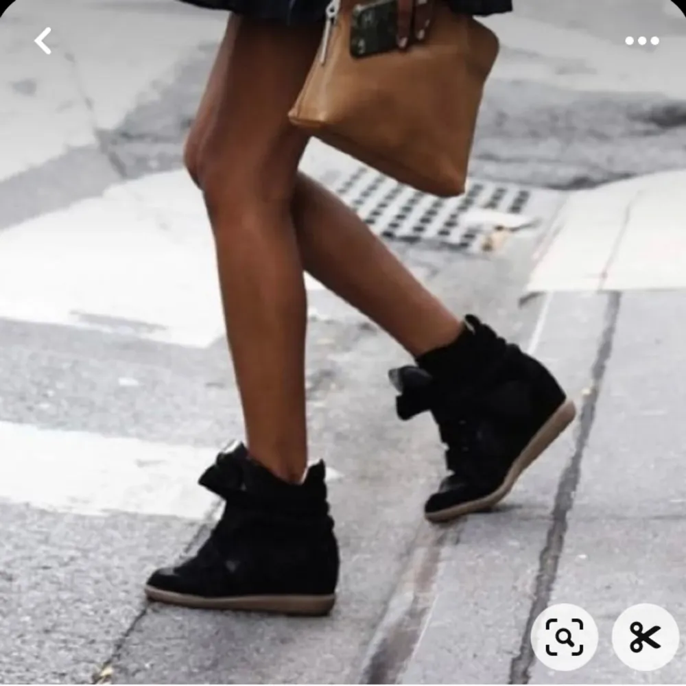 !INTRESSEKOLL! Vill se vad folk budar för svarta Isabel marant skor!!❤️ buda från 500kr!! Dom är i storlek 38🥰❤️‍🔥😋. Skor.