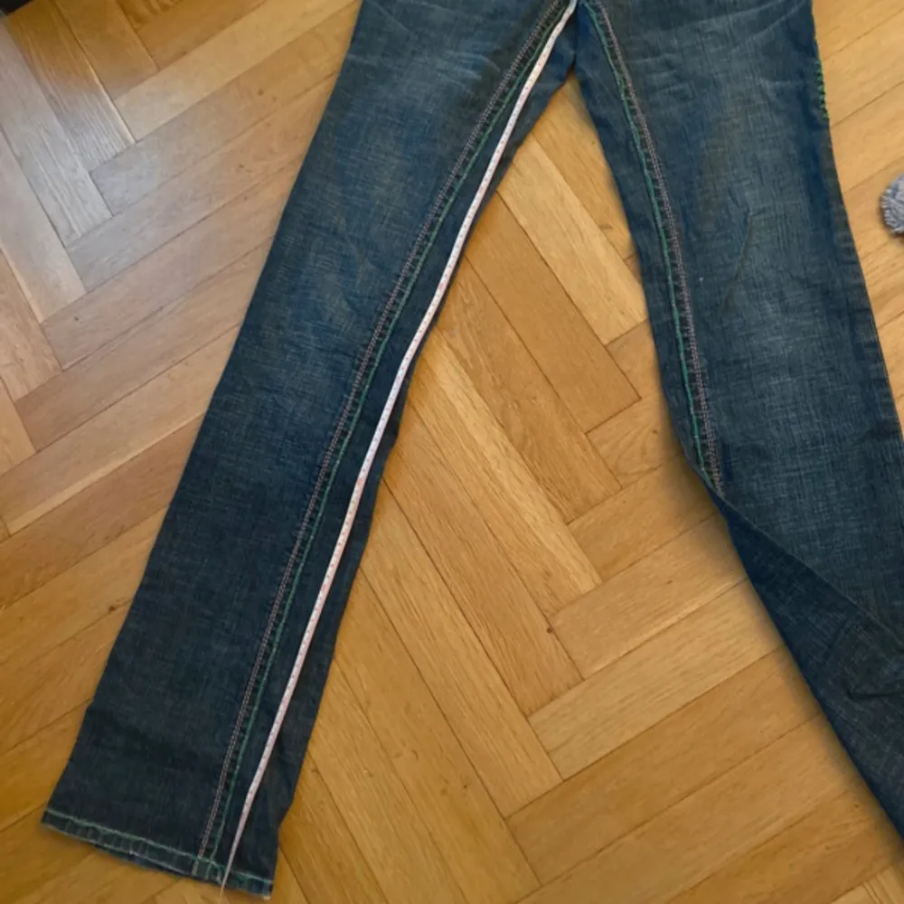 (Bilderna är lånade från förra ägaren) Jätte coola y2k jeans som är använda men syns inte mycket alls (har sytt dem till lågmidjade) bakfickorna är lite slitna, färgen har gått av så de är inte lika grönt som på bilden. Skulle säga passa W24/25. Jeans & Byxor.